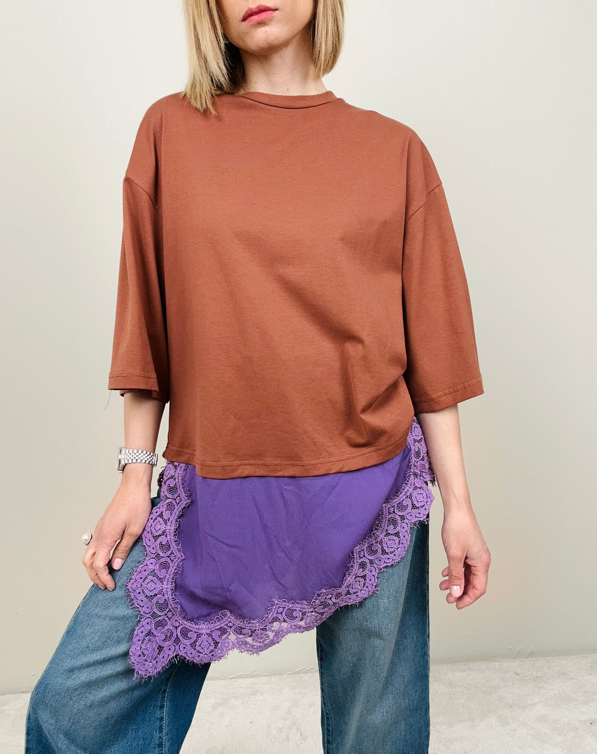 T-shirt con abbassamento in pizzo (più colori)