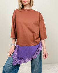 T-shirt con abbassamento in pizzo (più colori)