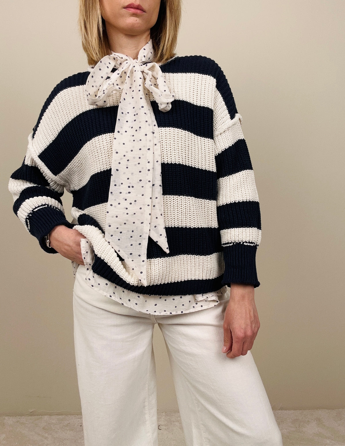 Maglione a righe bianche e blu