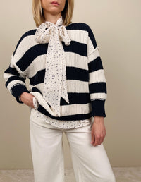 Maglione a righe bianche e blu