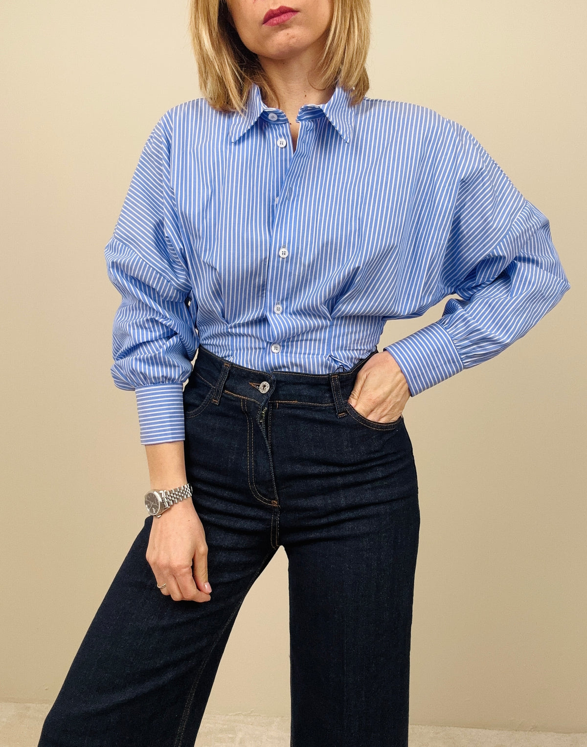 Camicia a righe stretta in vita