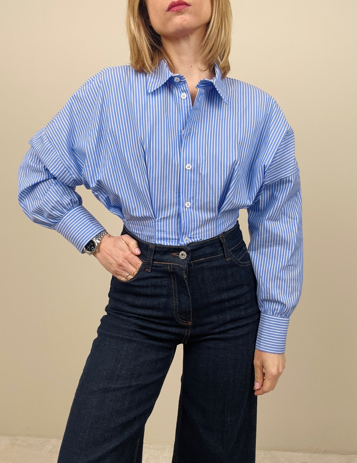 Camicia a righe stretta in vita