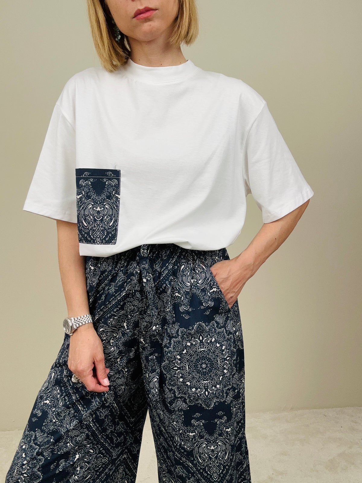 T-shirt con taschino bandana blu