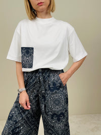 T-shirt con taschino bandana blu