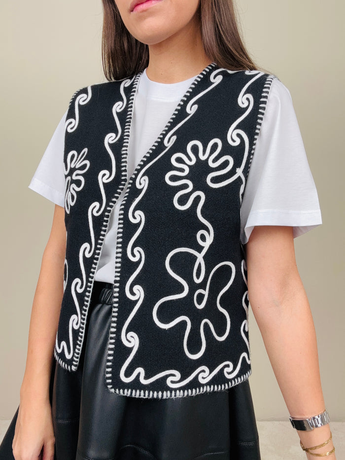 Gilet nero con ricamo