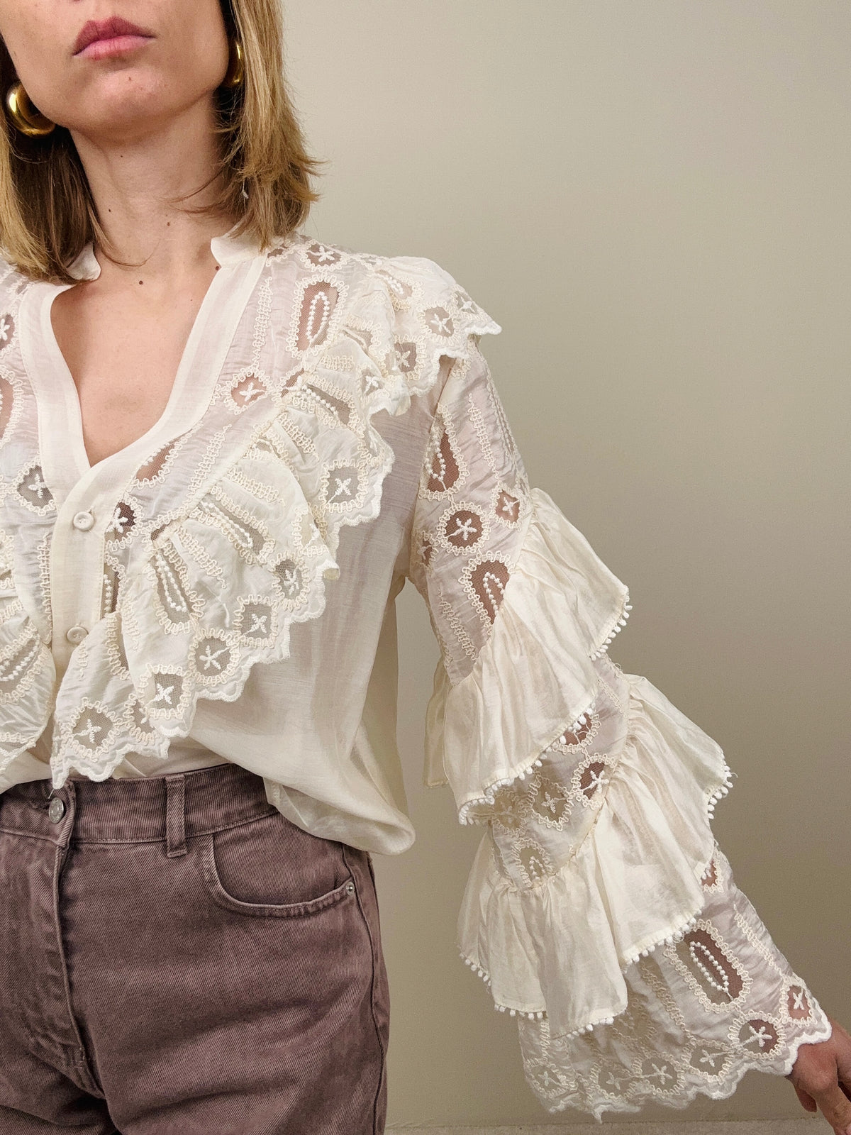 Camicia con ricami e balze nelle maniche