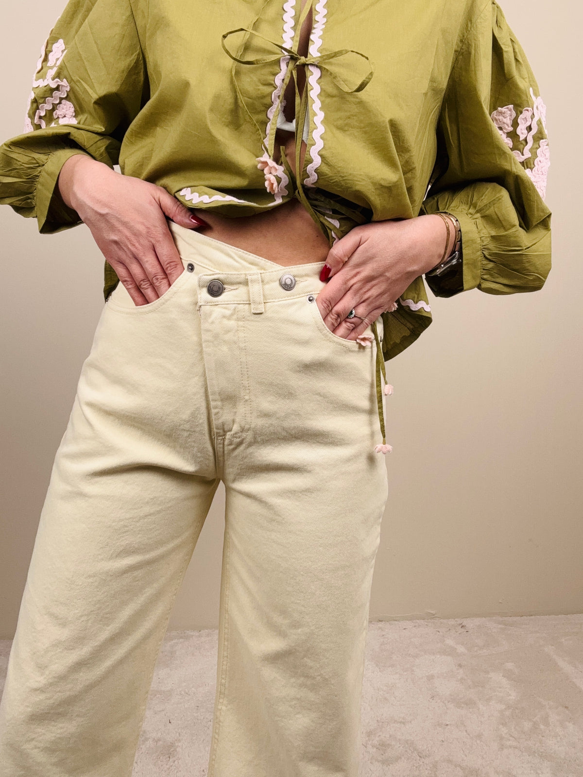 Jeans burro con chiusura svasata