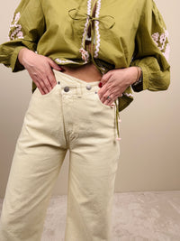 Jeans burro con chiusura svasata