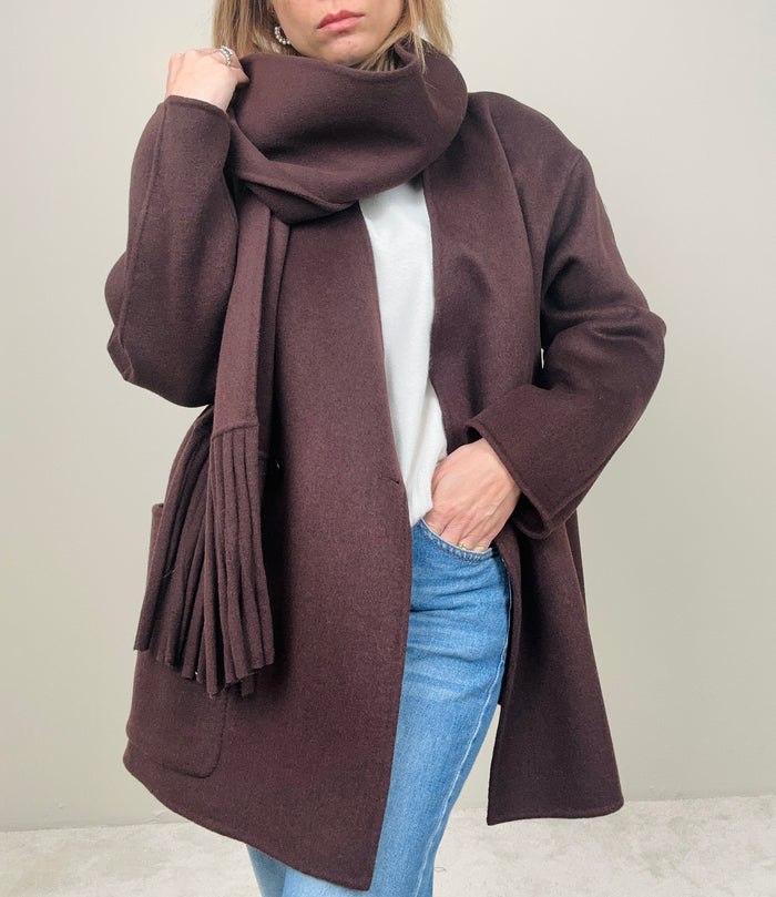 Cappotto cioccolato con sciarpa