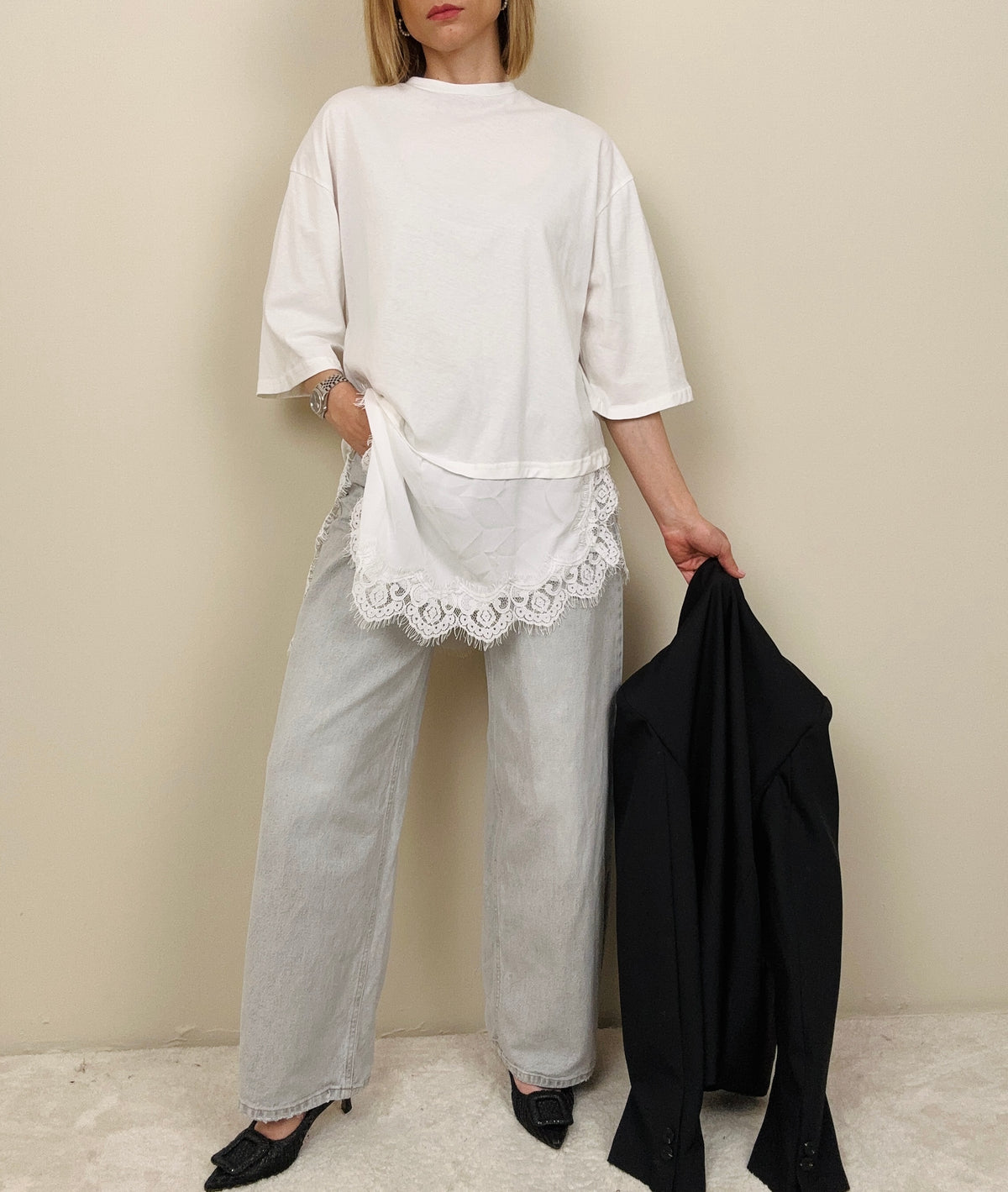 T-shirt con abbassamento in pizzo (più colori)