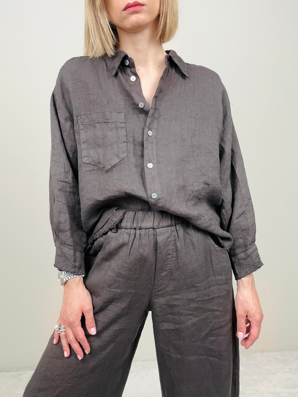 Camicia in lino marrone dettagli sfrangiati