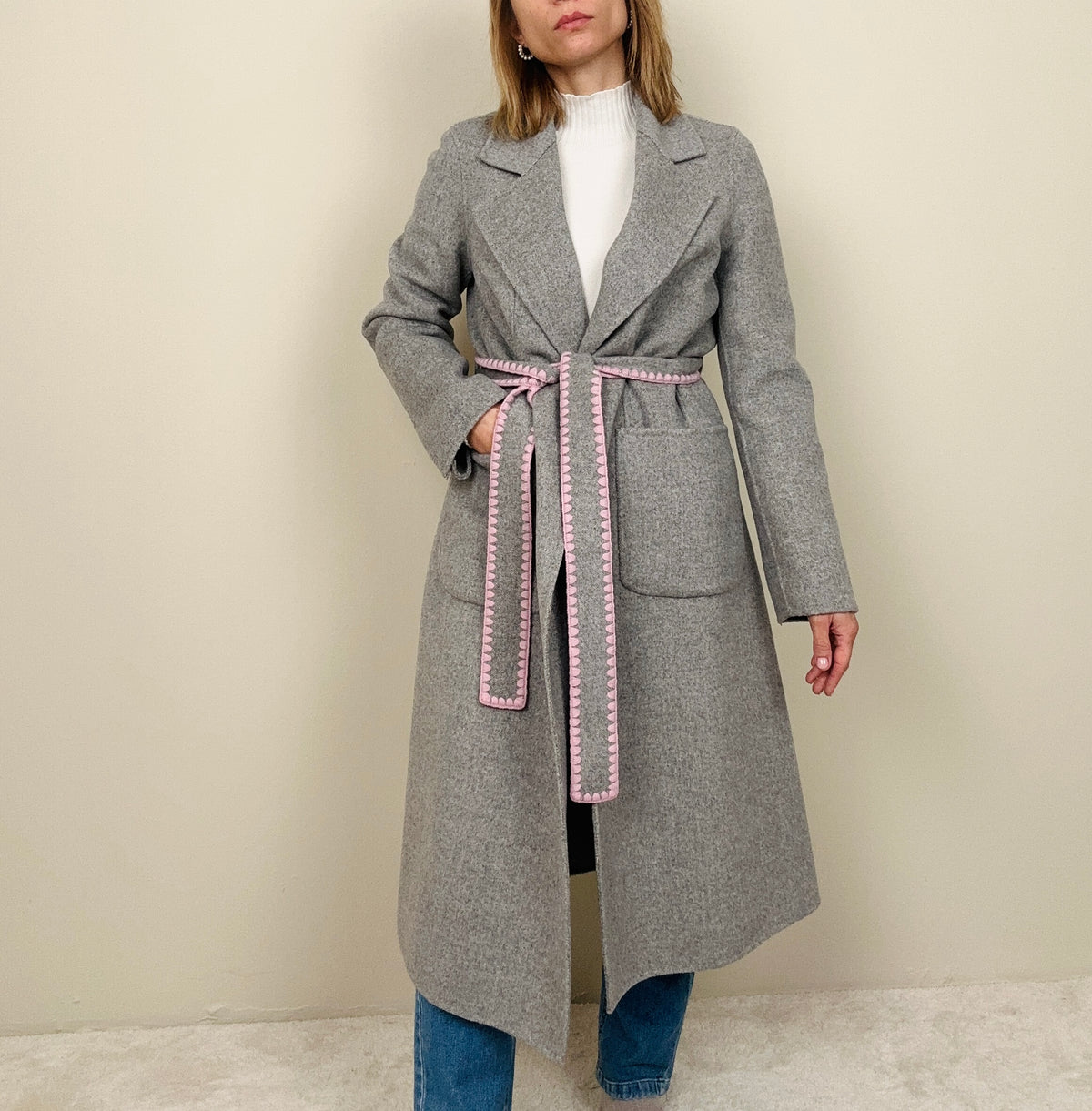 Cappotto grigio con dettagli rosa
