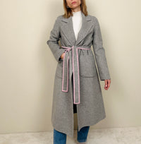 Cappotto grigio con dettagli rosa
