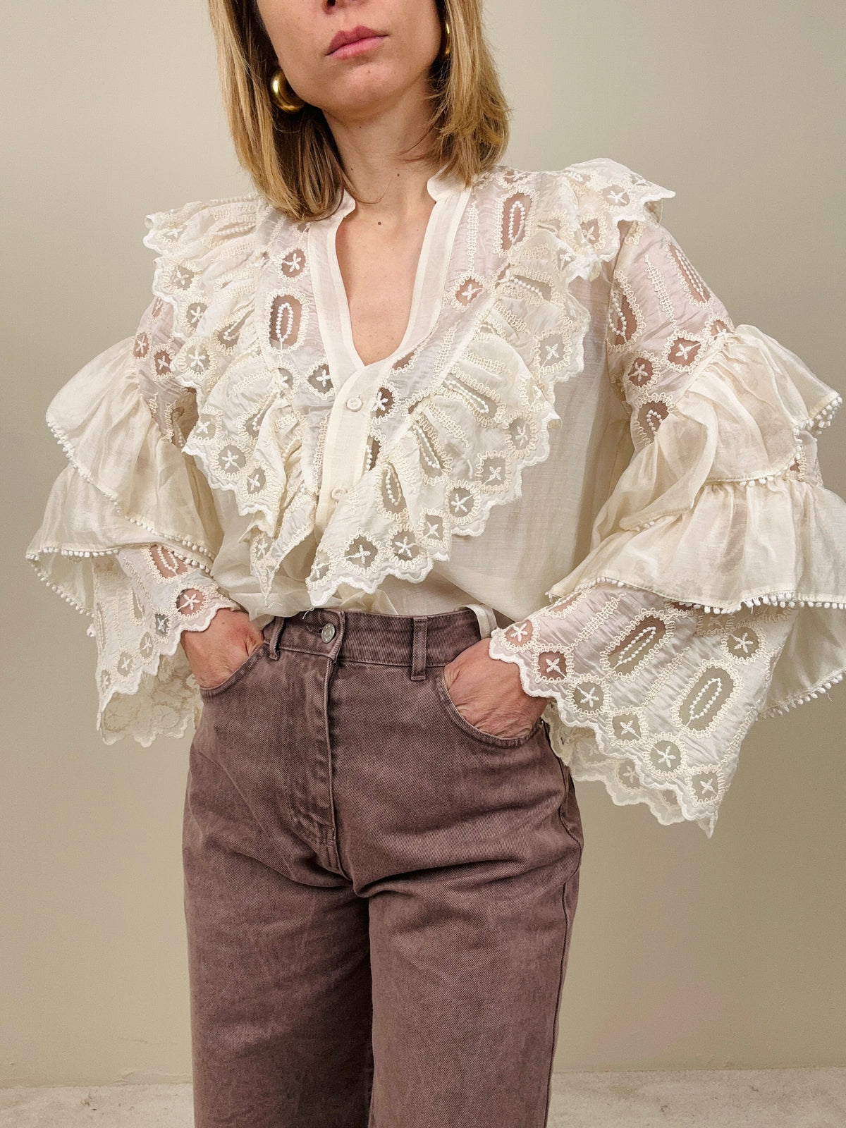 Camicia con ricami e balze nelle maniche