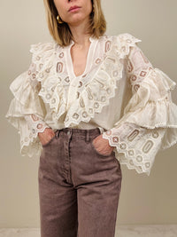 Camicia con ricami e balze nelle maniche