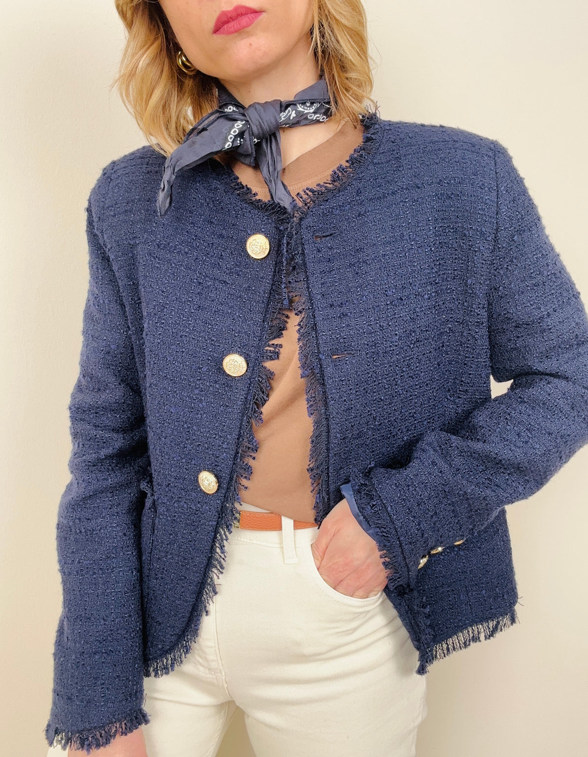 Chanel blu con bottoni gioiello