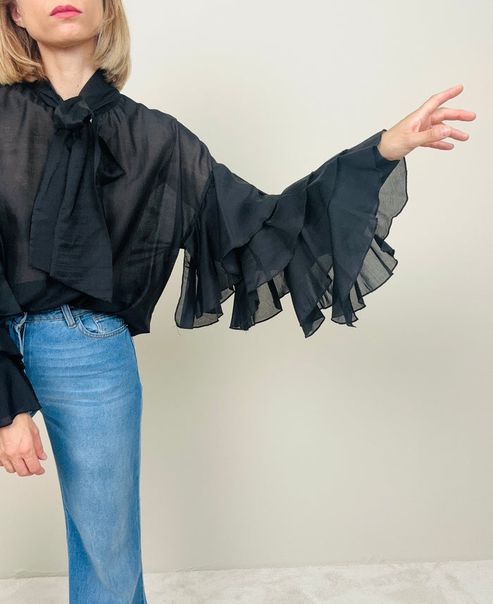 Camicia nera con balze nelle maniche