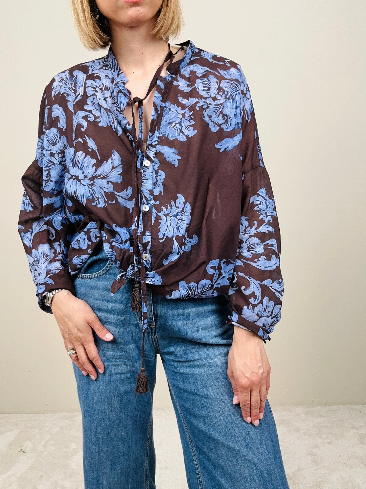 Camicia in mussola in fantasia con disegno azzurro