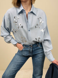 Camicia azzurra con lavorazione a paillettes
