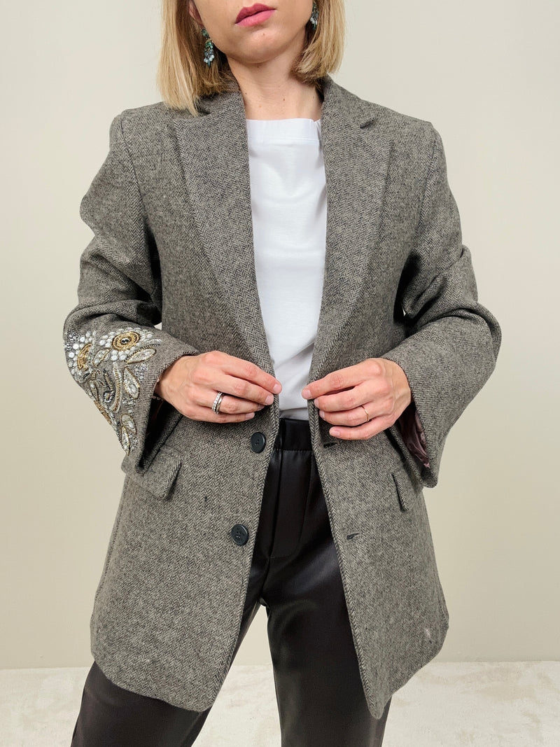 Blazer spinato con applicazioni