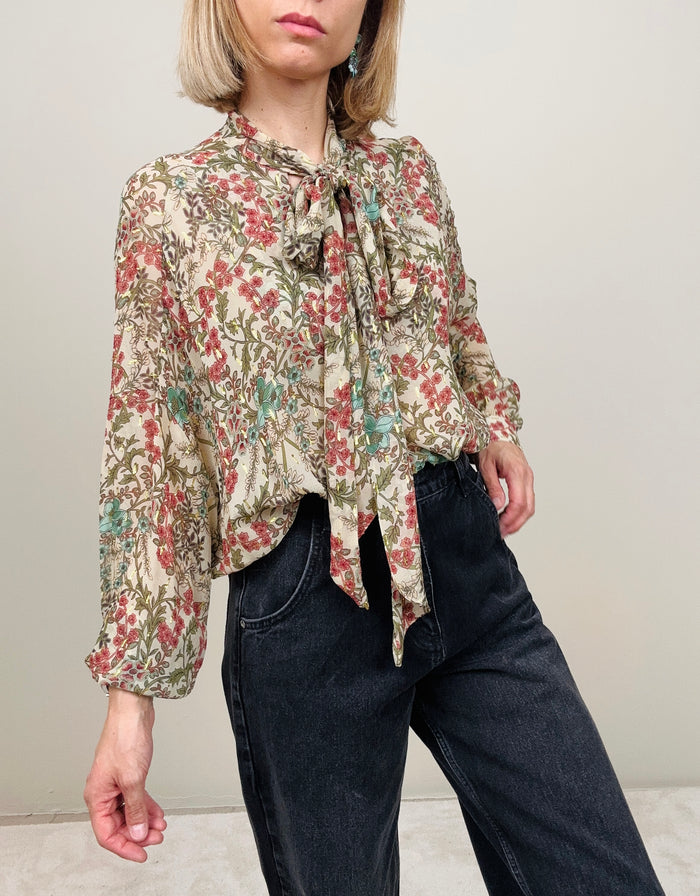Camicia fantasia e fiocco
