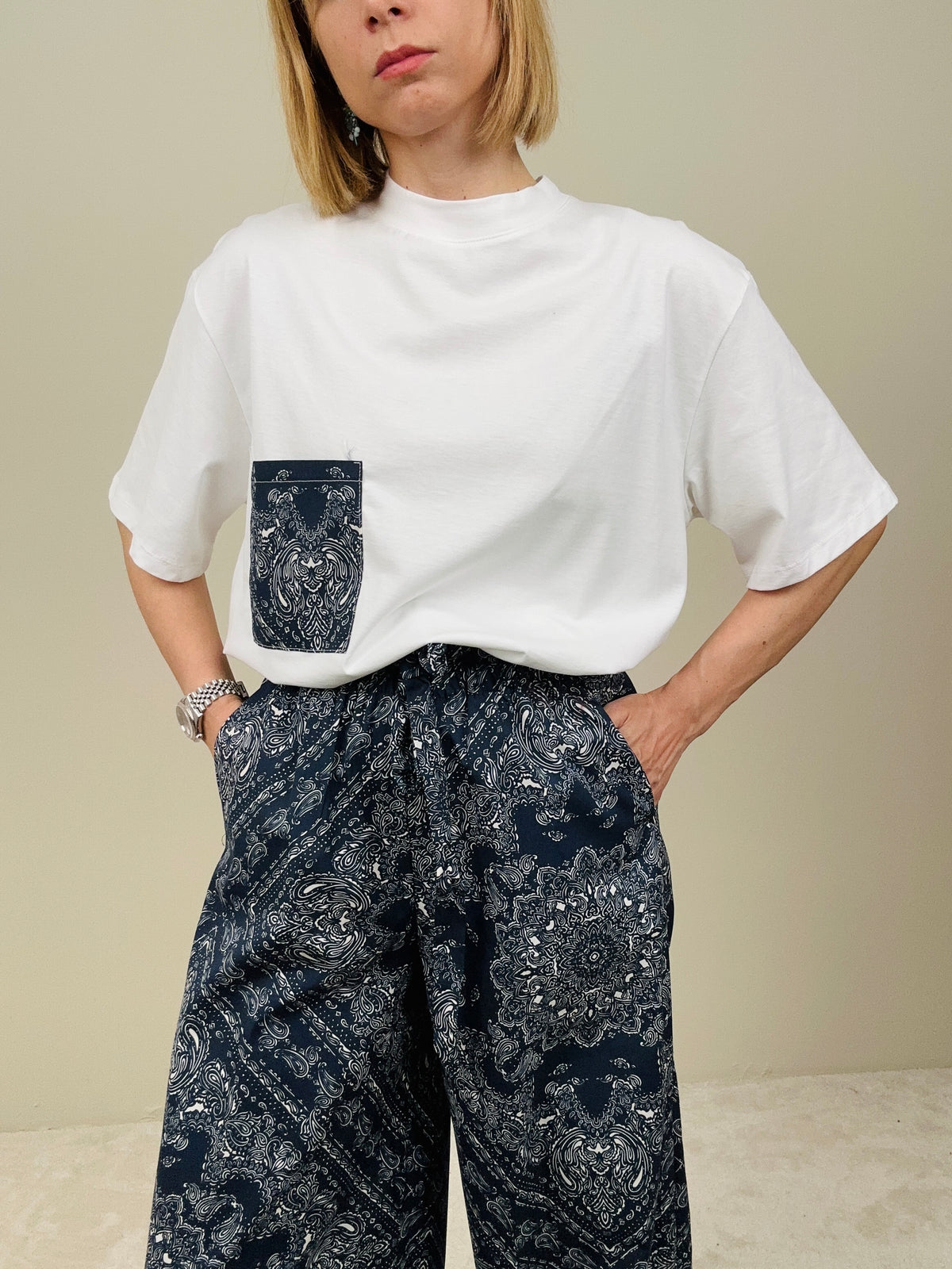 T-shirt con taschino bandana blu