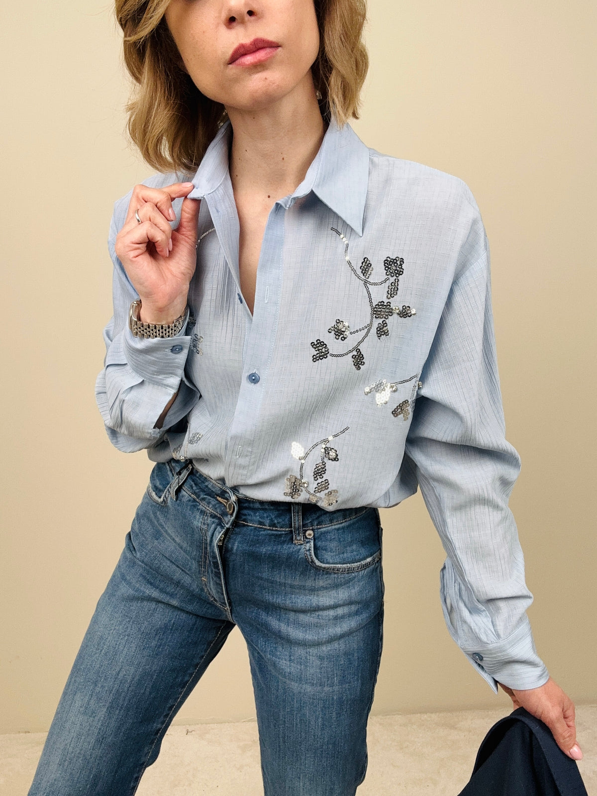 Camicia azzurra con lavorazione a paillettes