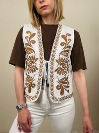 Gilet fondo bianco con ricamo bronzo