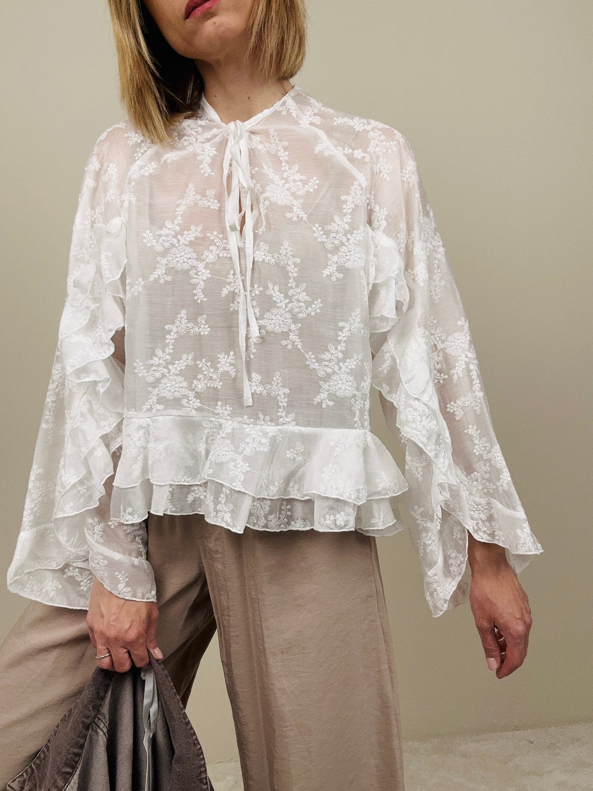 Camicia bianca lavorata tono su tono