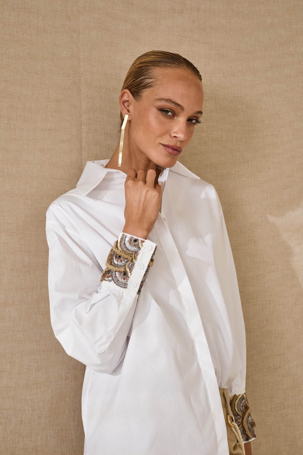 Camicia con polsini ricamati