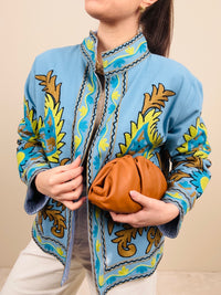 Giacca azzurra ricamata