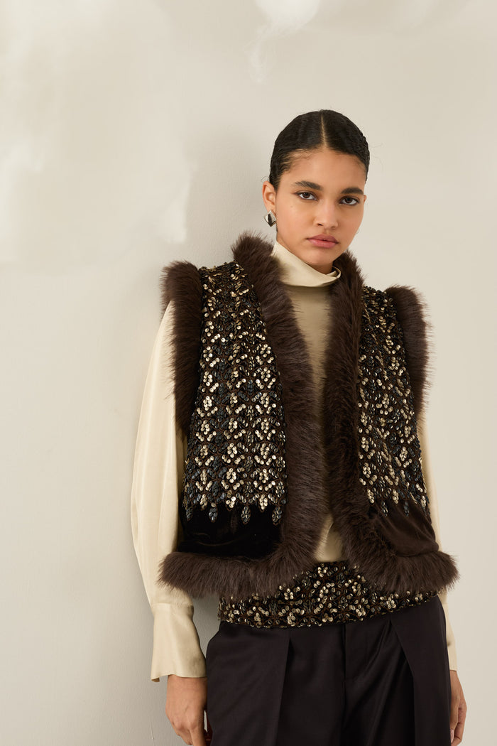 Gilet con pelo e paillettes