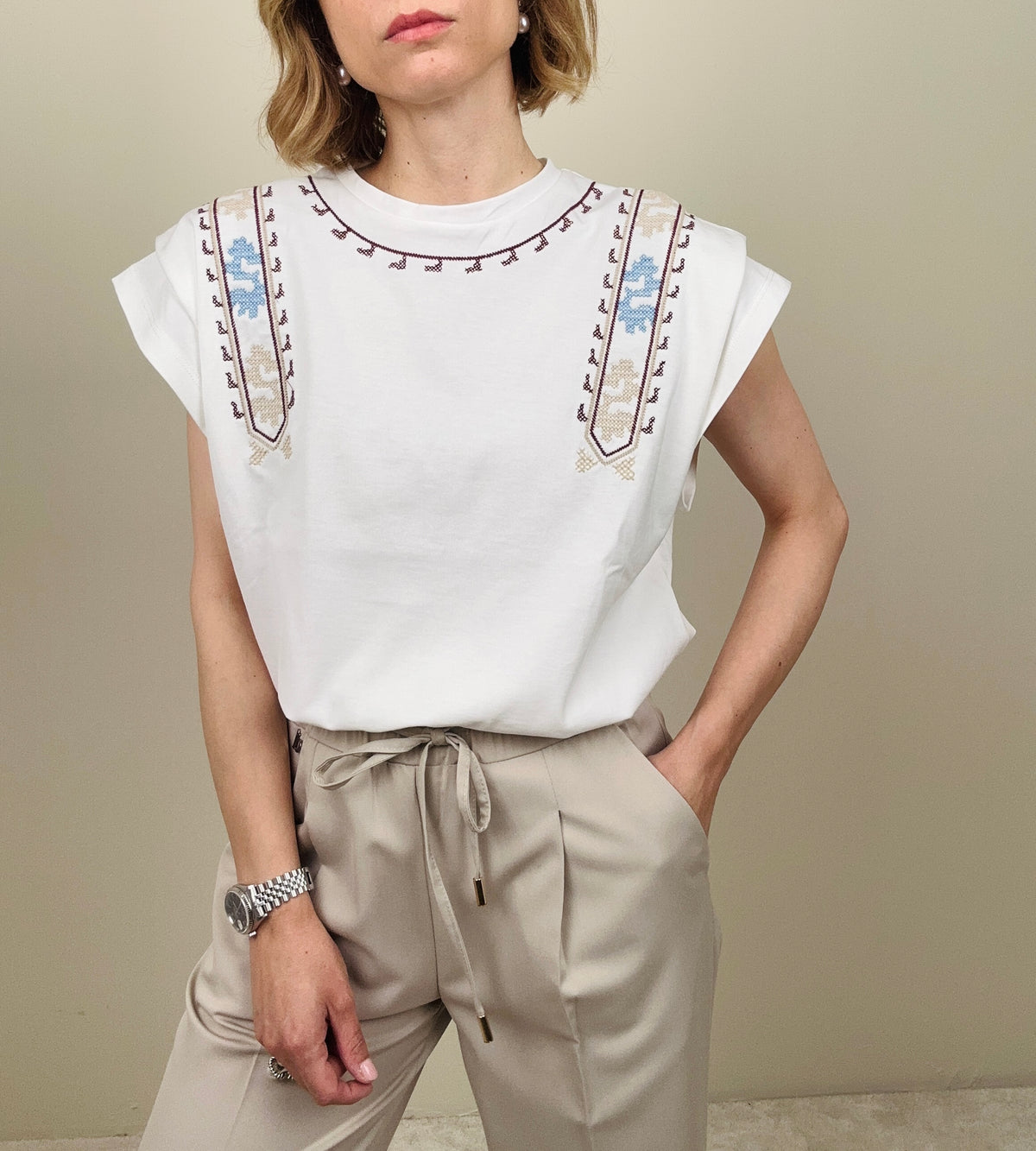 T-shirt con ricami