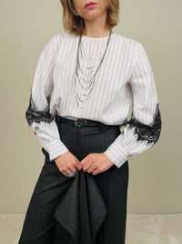 Camicia gessata con inseriti in pizzo
