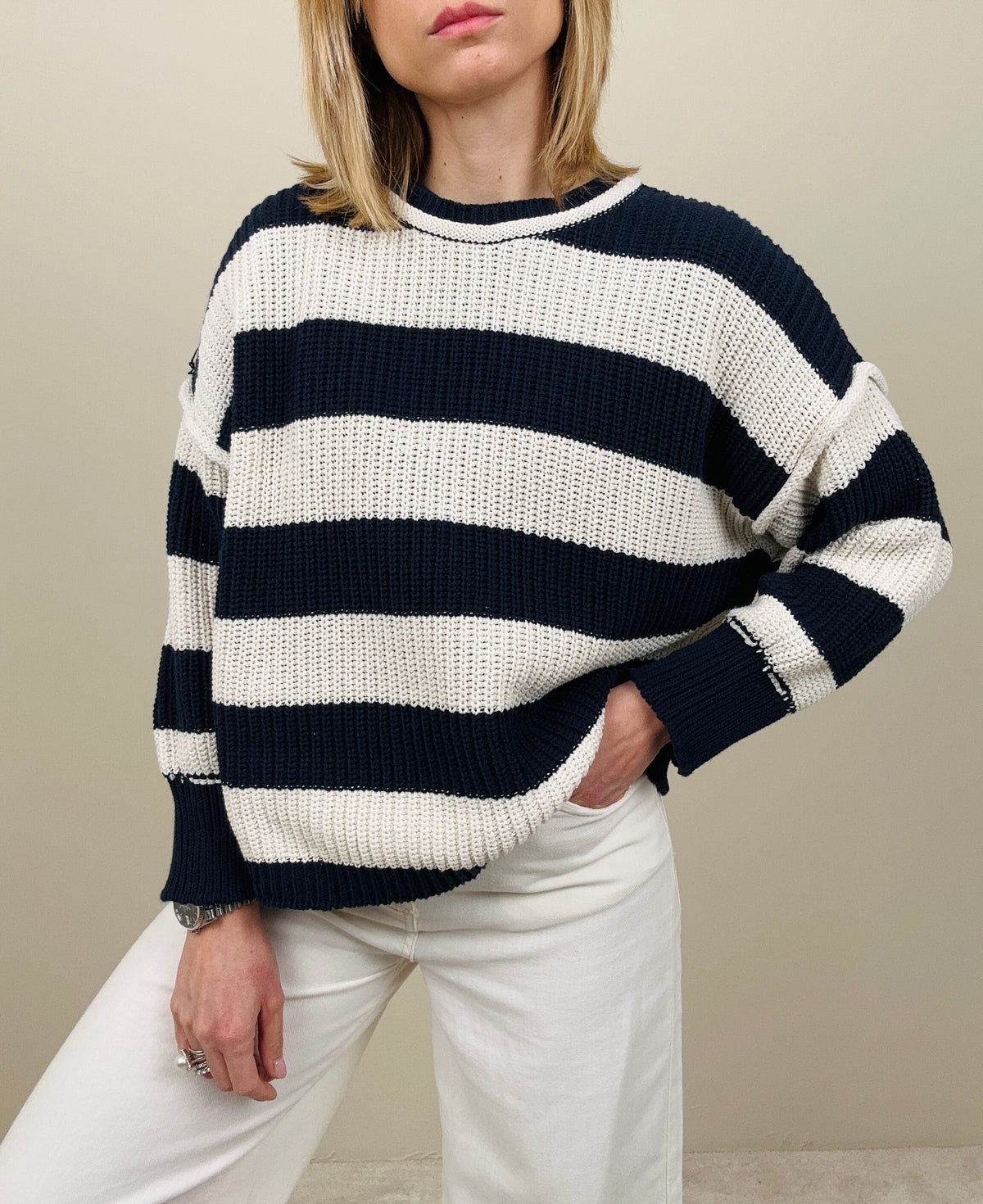 Maglione a righe bianche e blu