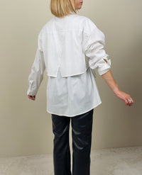 Camicia bianca ripresa in vita