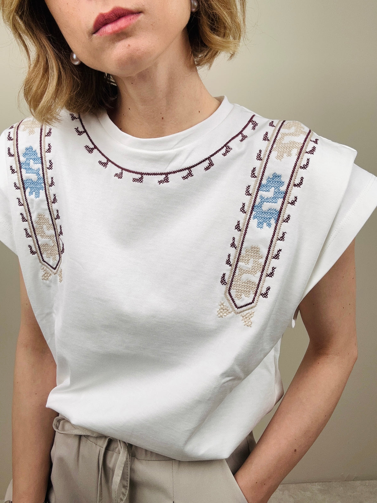 T-shirt con ricami