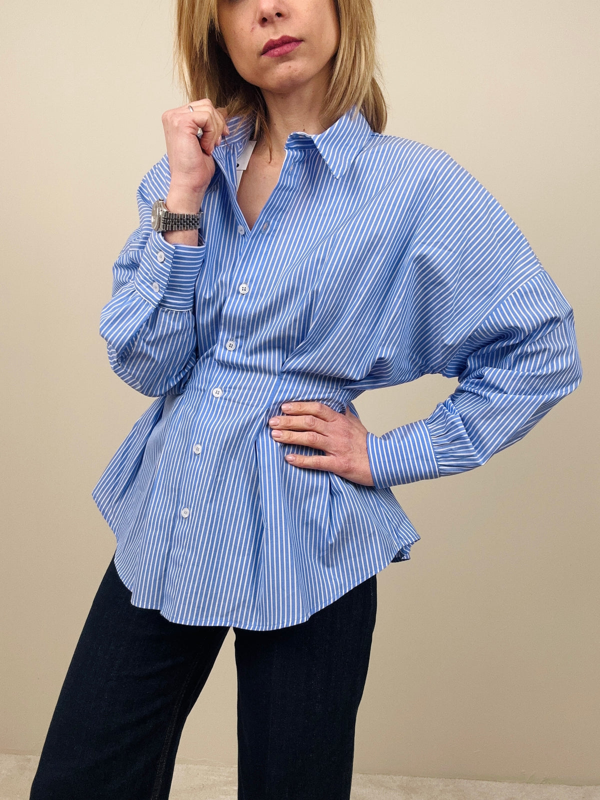Camicia a righe stretta in vita