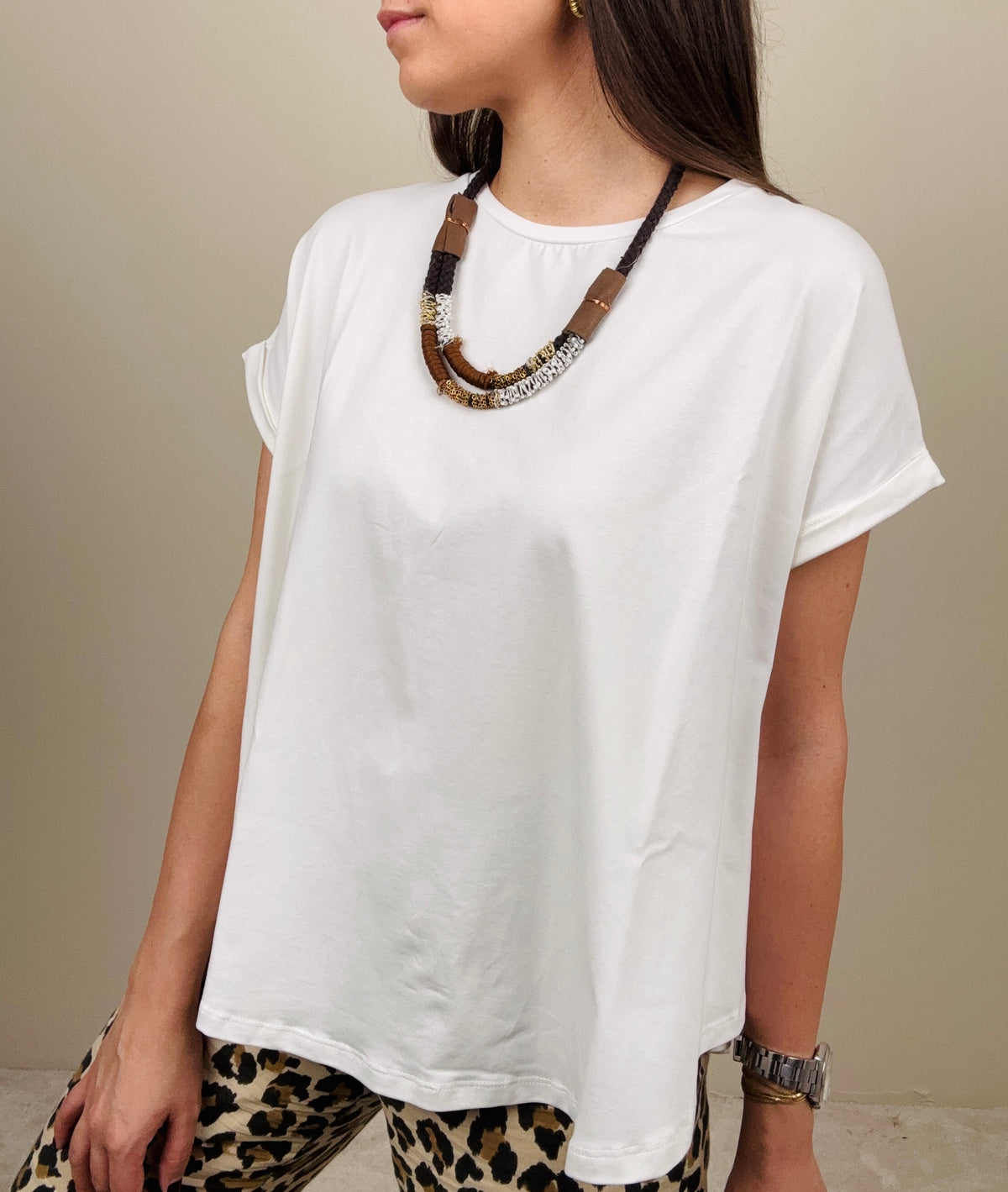 T-shirt bianca con collana
