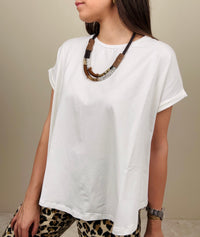 T-shirt bianca con collana