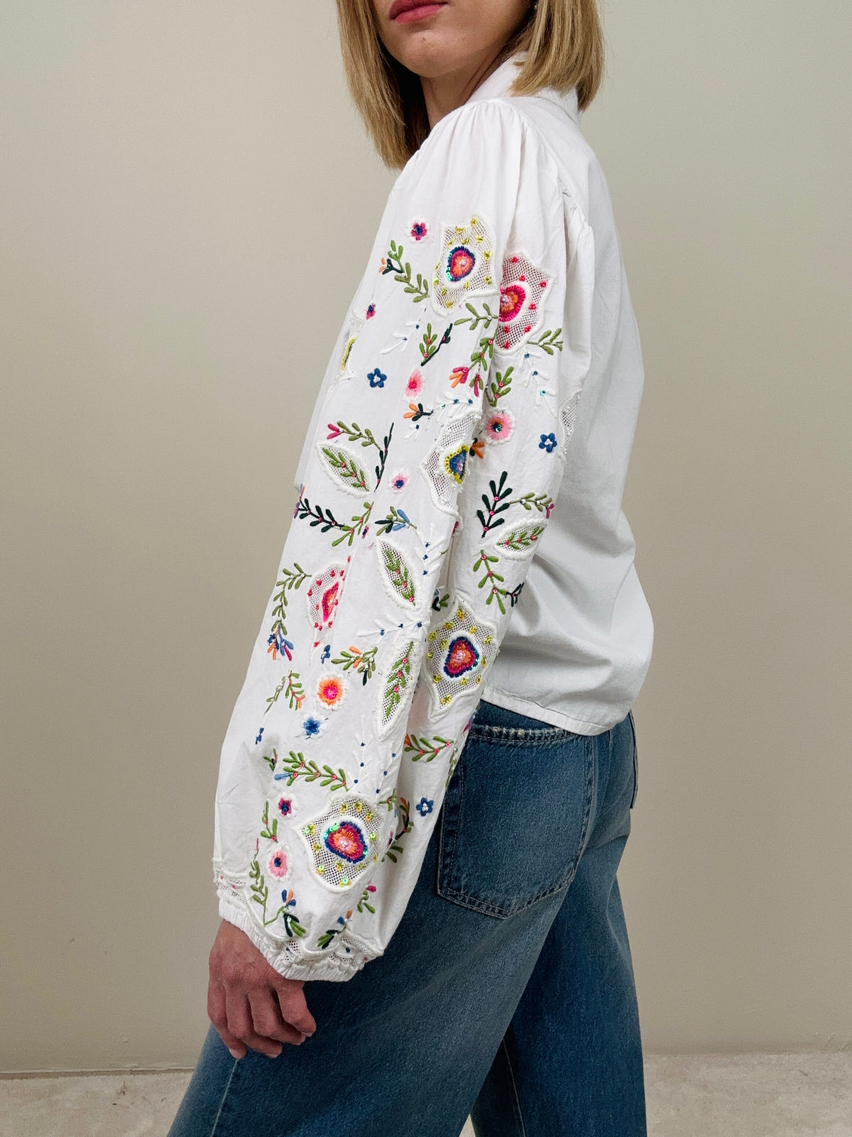 Camicia con ricami nelle maniche