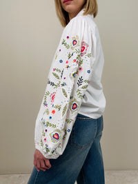 Camicia con ricami nelle maniche