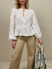 Camicia bianca con fiori applicati