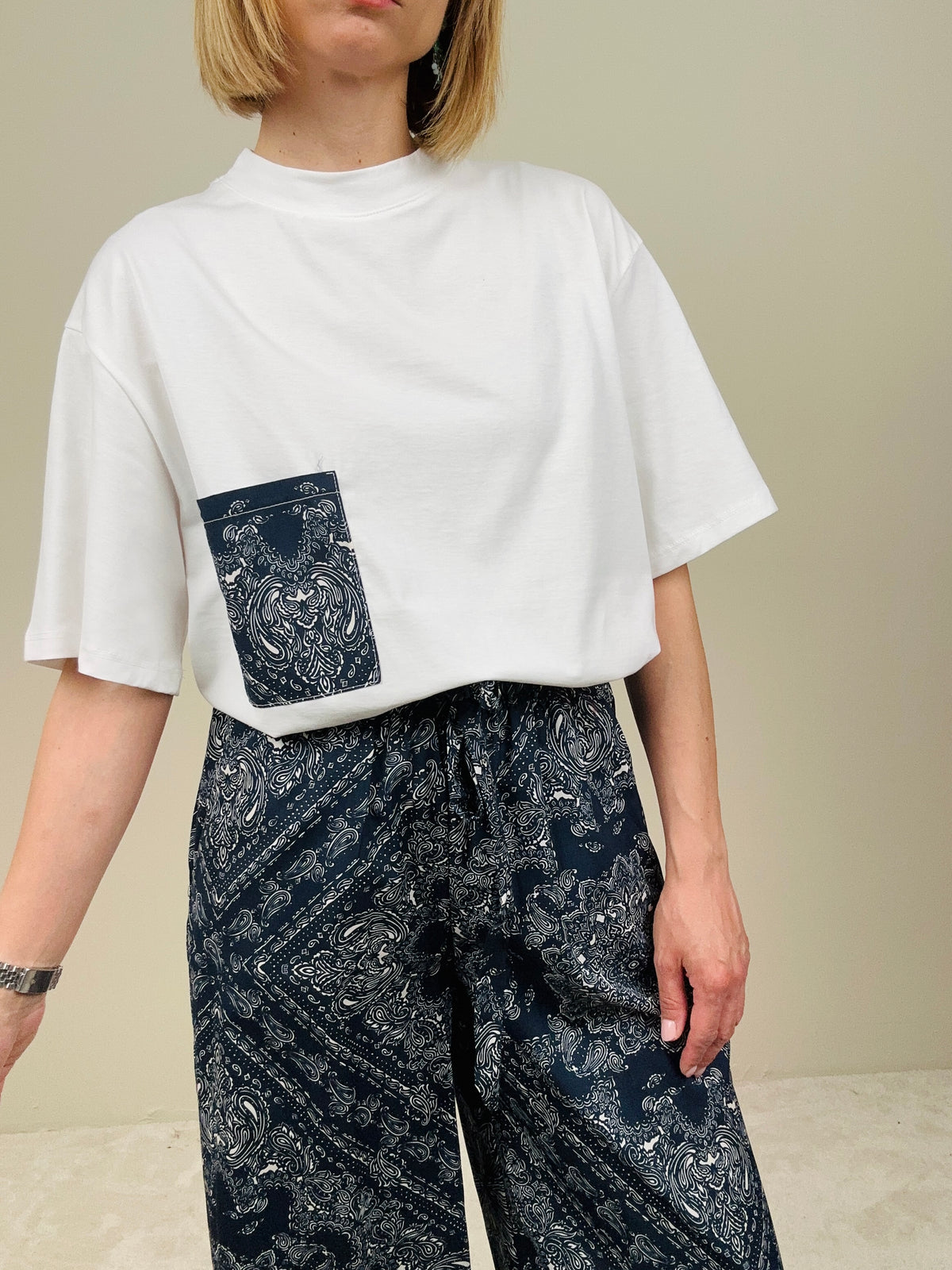 T-shirt con taschino bandana blu