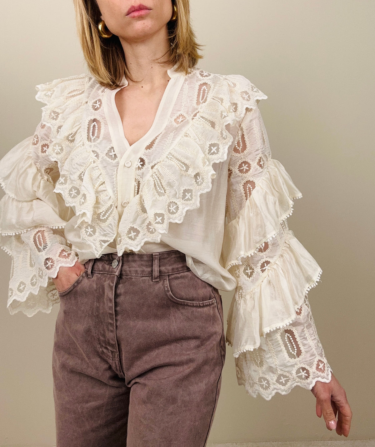 Camicia con ricami e balze nelle maniche