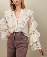 Camicia con ricami e balze nelle maniche