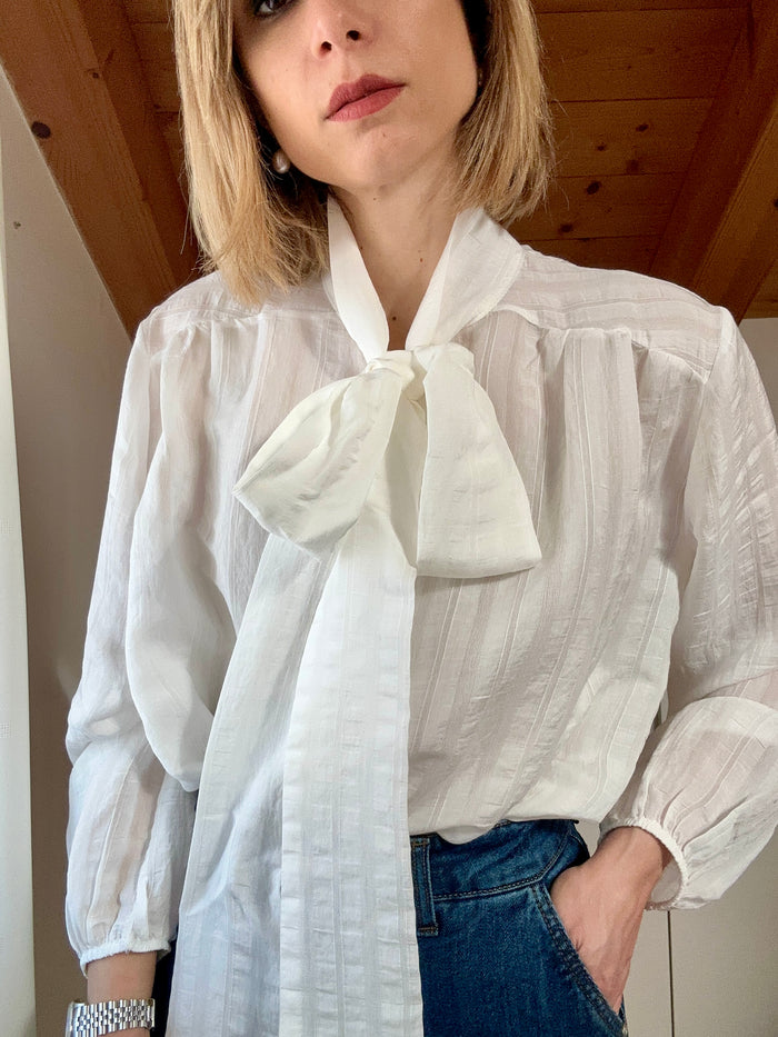 Camicia bianca con fiocco