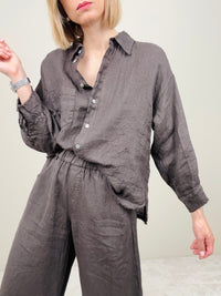Camicia in lino marrone dettagli sfrangiati