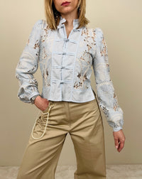 Camicia cielo con alamari