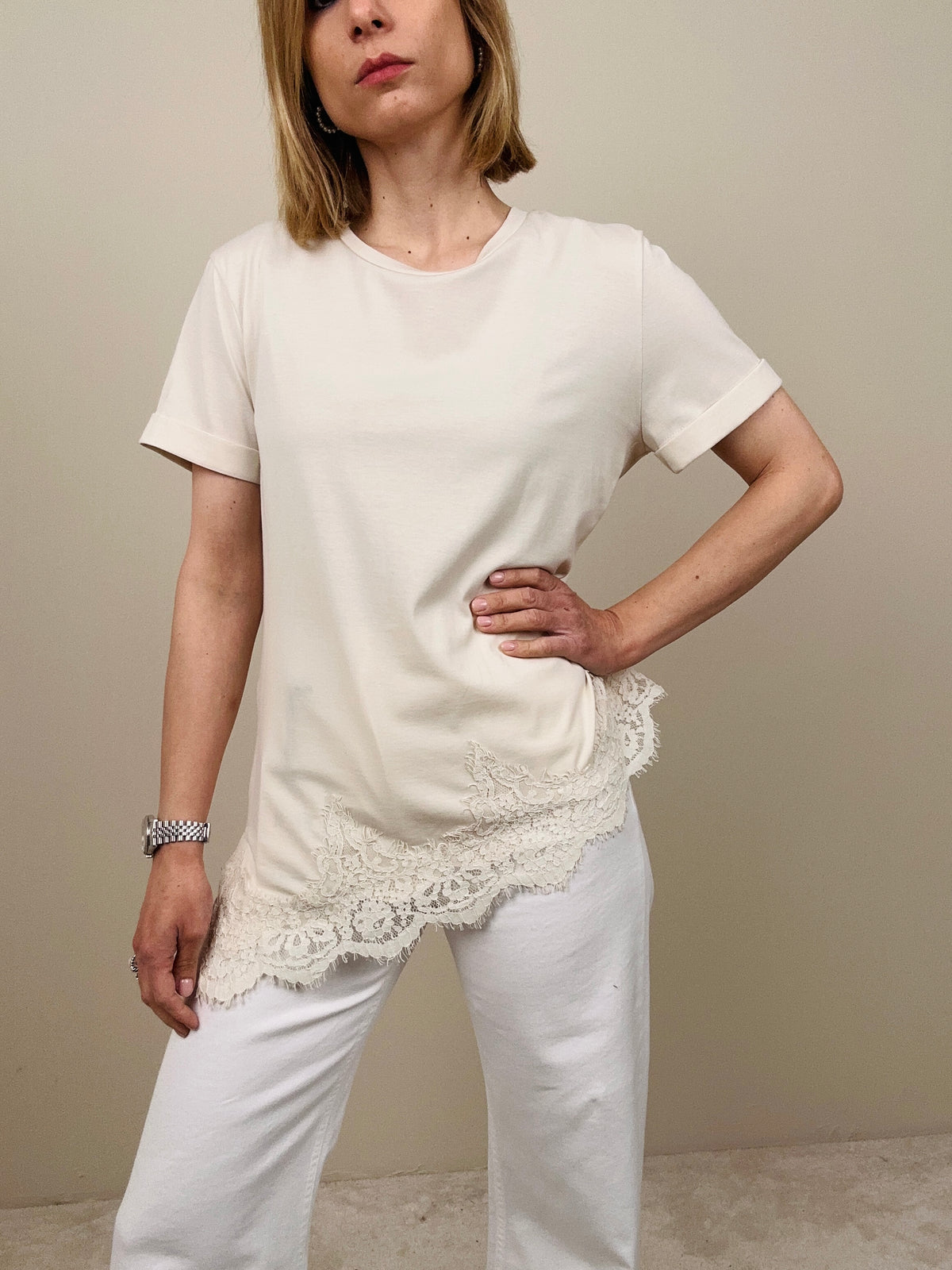 T-shirt assimettica con pizzo (più colori)